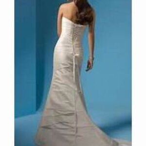 ALFRED ANGELO 701 DIAMOND WHITE  size 10